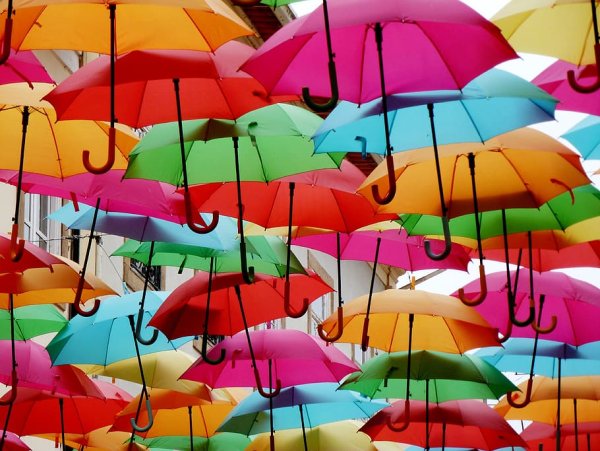 Цветной зонтик в толпе