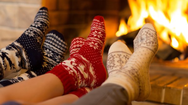 Девушка у камина в носках