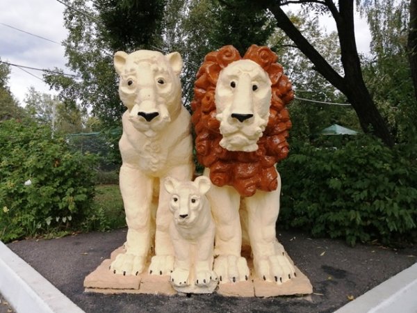 День улыбающихся каменных Львов