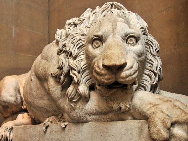 Улыбающийся каменный Лев