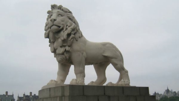 День улыбающихся каменных Львов