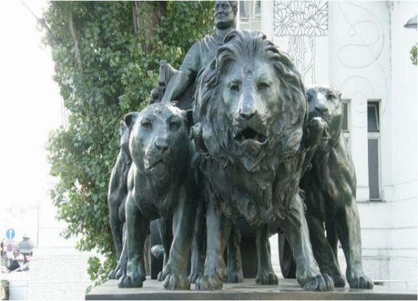 День улыбающихся каменных Львов
