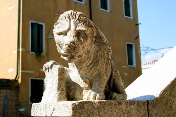 День каменных Львов