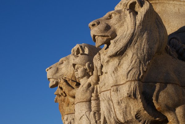 Трёхголовый Лев статуя