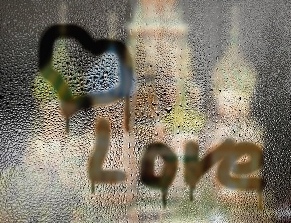 Рисунки на запотевшем окне