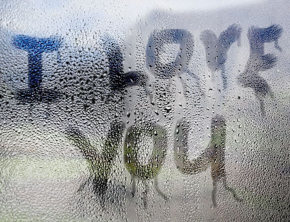 Надпись на запотевшем стекле