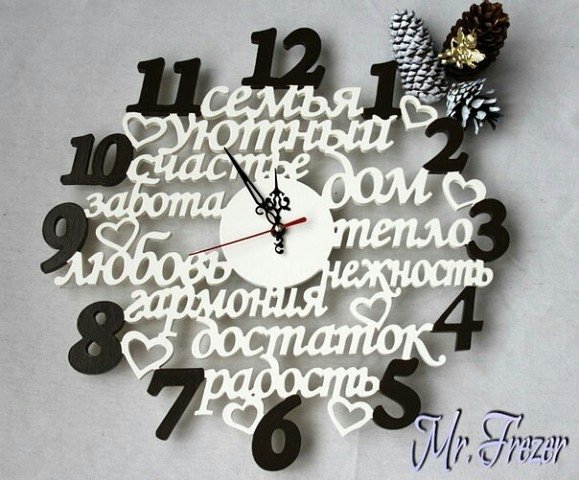 Часы из дерева с надписями