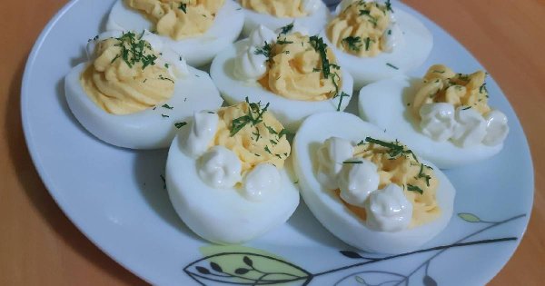 Фаршированные вареные яйца