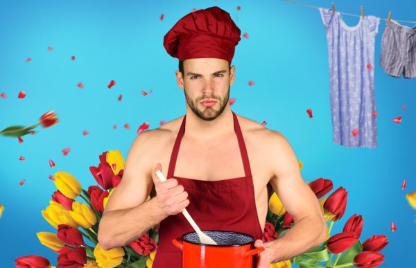 Мужчина в халате с цветами