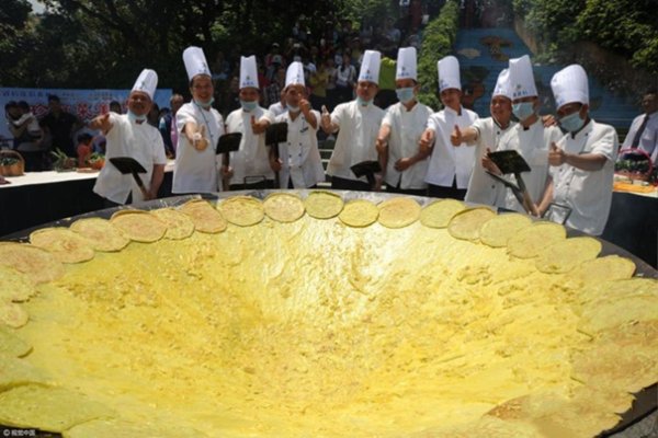 Самая гигантская яичница в мире