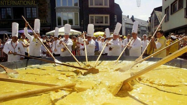 День гигантского омлета