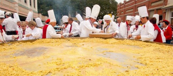 День гигантского омлета в США