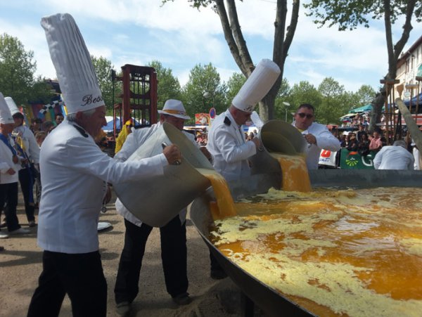 День гигантского омлета