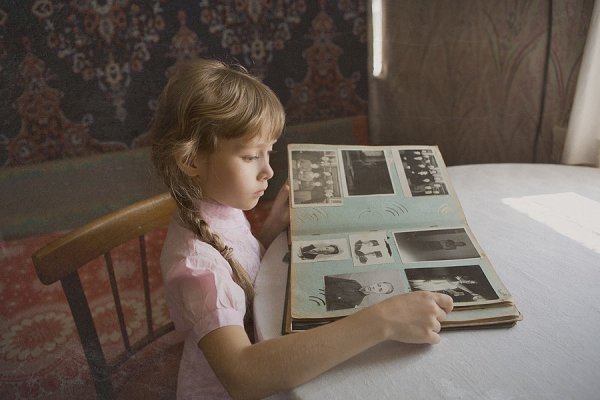 Ребенок листает фотоальбом