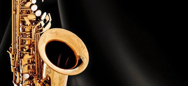 Саксофон на черном фоне