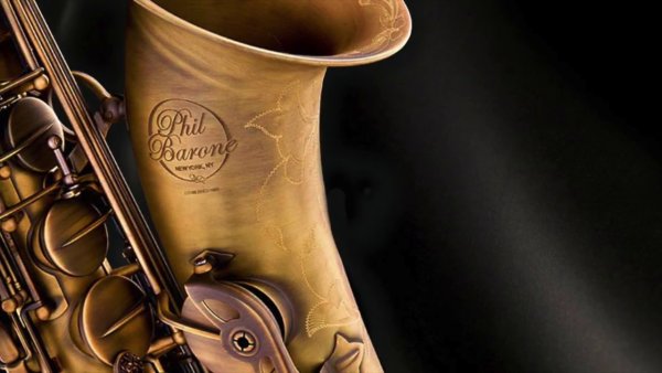 Саксофон на черном фоне