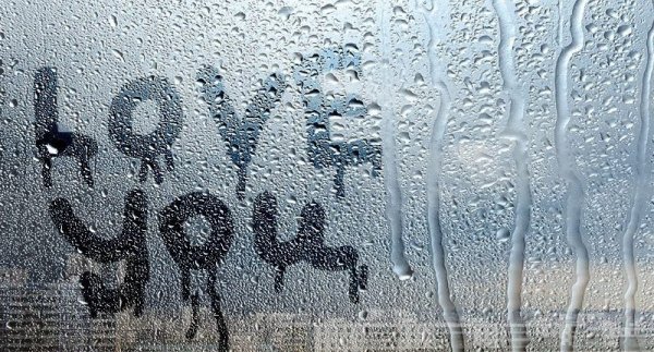 Запотевшее стекло надпись