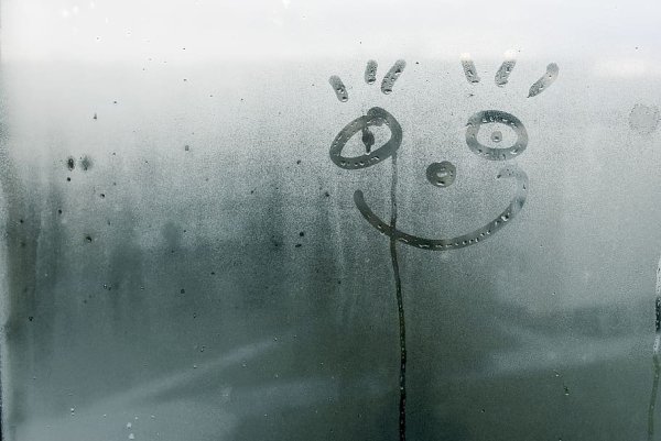 Смайлик на запотевшем стекле