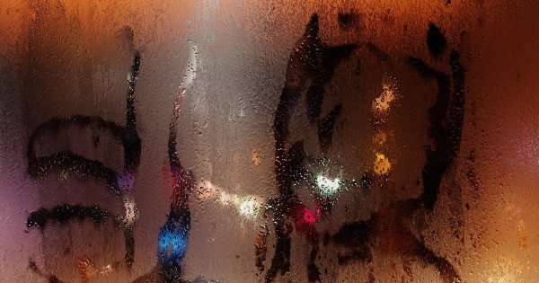 Отпечаток руки на запотевшем стекле