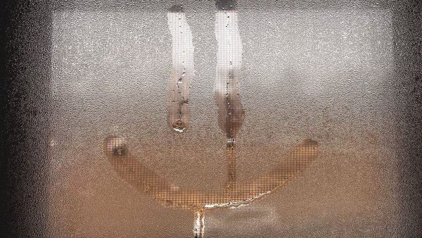 Смайлик на запотевшем стекле