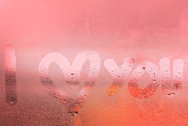 Обои сердце на запотевшем стекле