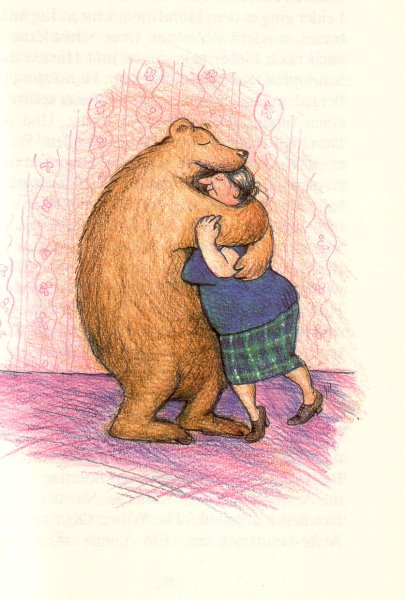 Медвежонок обнимает