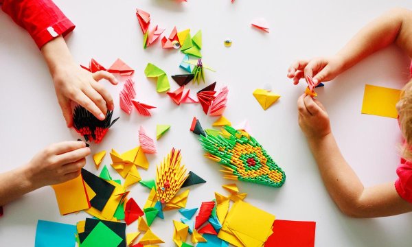 Дети собирают оригами