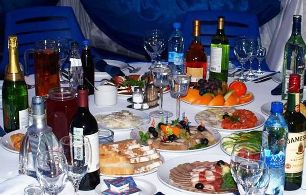 Накрытый праздничный стол с спиртным