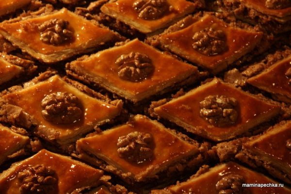Восточная сладость с орехами пахлава