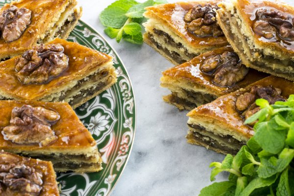 Восточная сладость с орехами и медом