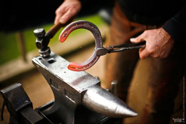 Кузнец кует подкову