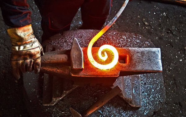 Кузнец куёт железную подкову