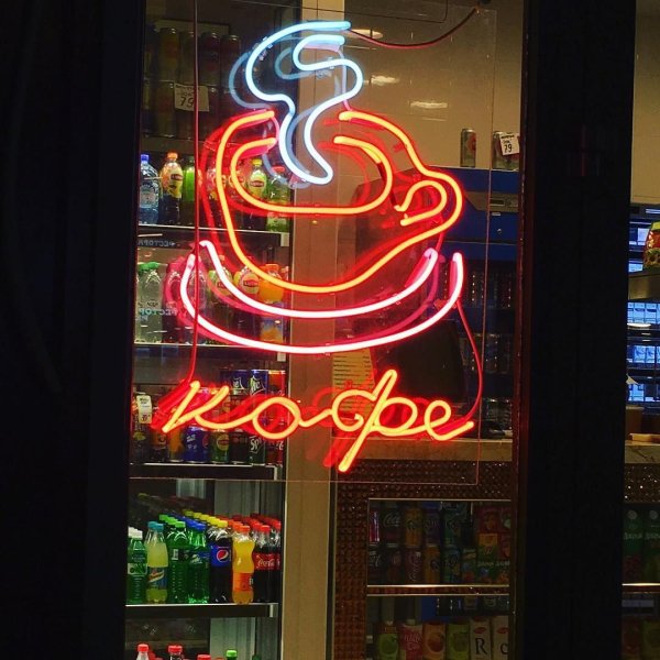 Неоновая вывеска в окне