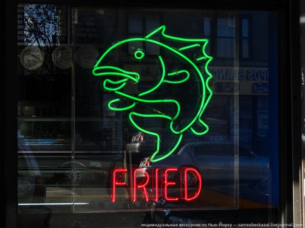 Неоновая вывеска в витрине