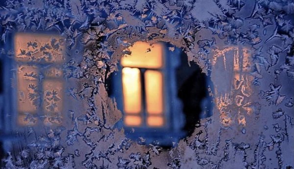 Зимнее окно снаружи