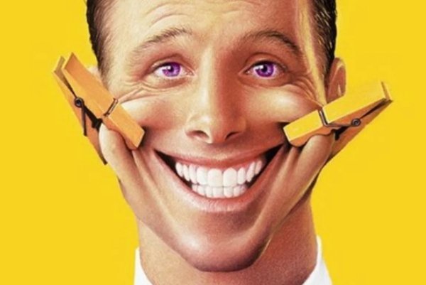 Натянутая улыбка