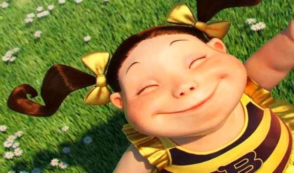 Расплывается в улыбке