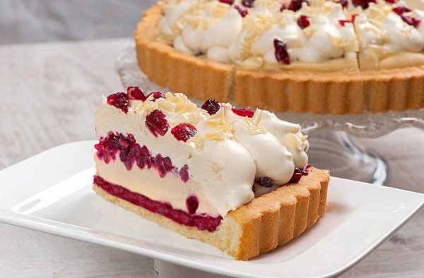 Тор брусничный с белым шоколадом