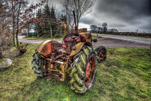 Старый трактор
