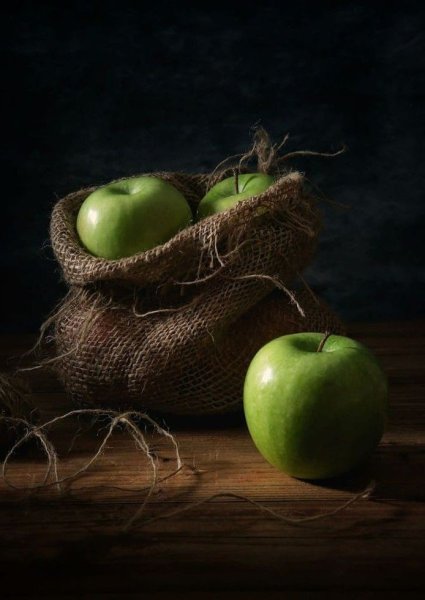 Натюрморт с зелеными яблоками