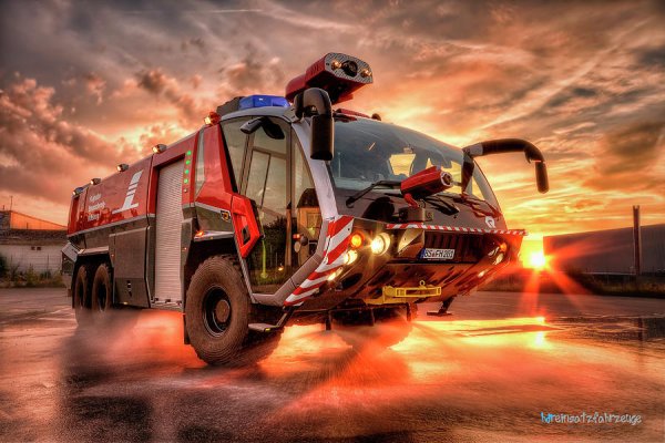 Красивый пожарный автомобиль