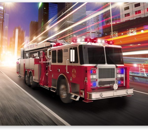 Пожарный на фоне машины