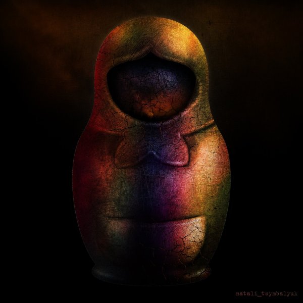 Матрешка на черном фоне