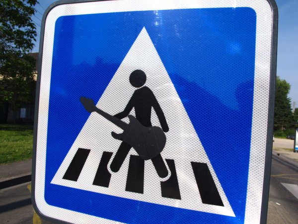 Дорожный знак арт