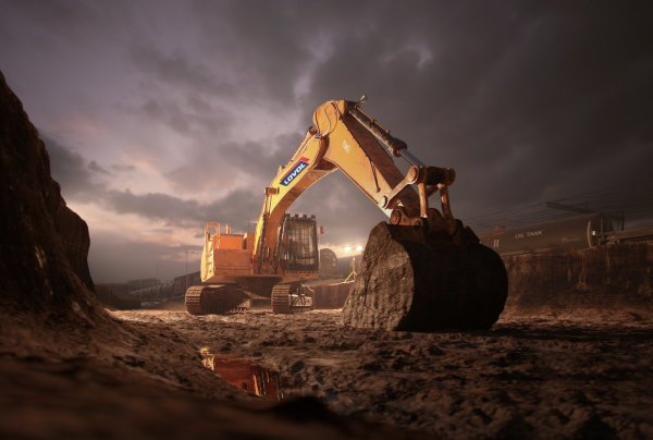 Машинист экскаватора (на новый колесный Case 570)