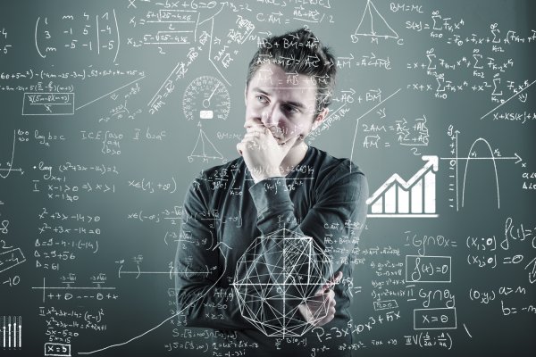 Человек с книгами по физике