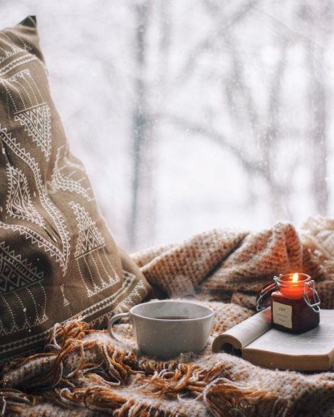 Теплый плед и камин
