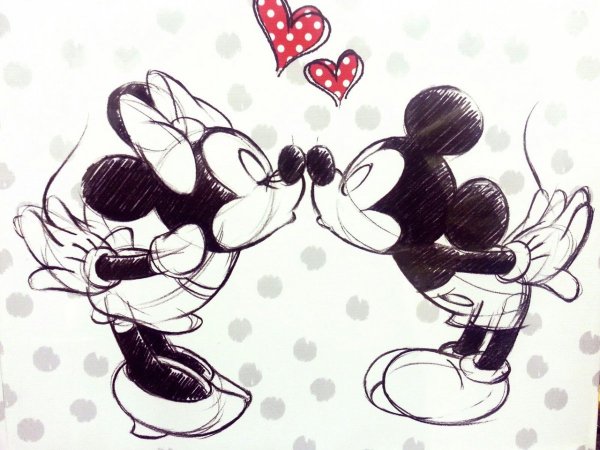 Микки и Минни обнимаются