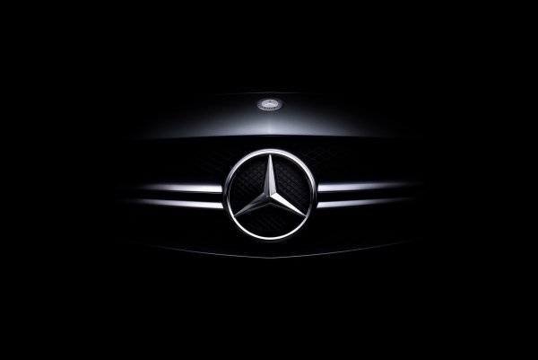 Мерседес на черном фоне обои