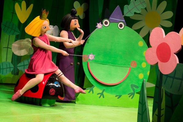 Бен и Холли поцелуй